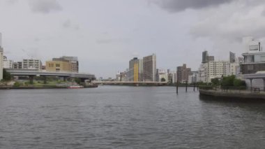 Tokyo 'nun Sumida Nehri manzarası