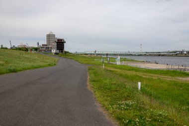 Tokyo Arakawa nehir yatağı manzarası