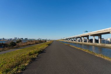 Tokyo Arakawa nehir yatağı manzarası