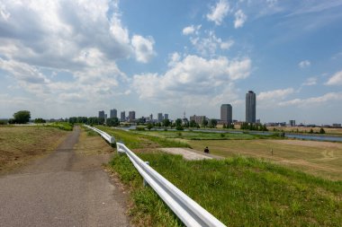Tokyo Arakawa nehir yatağı manzarası