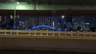 Tokyo gece görüşünde köprü