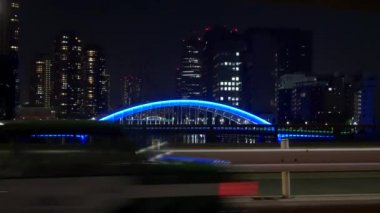 Tokyo gece görüşünde köprü