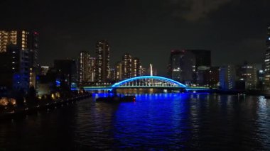 Tokyo gece görüşünde köprü