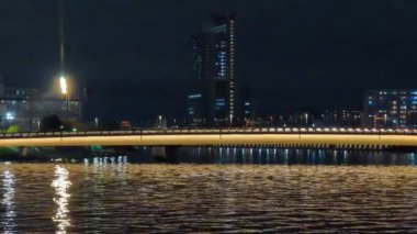 Tokyo gece görüşünde köprü