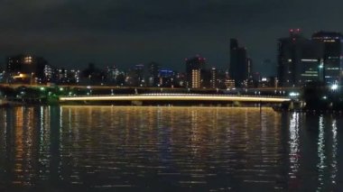 Tokyo gece görüşünde köprü