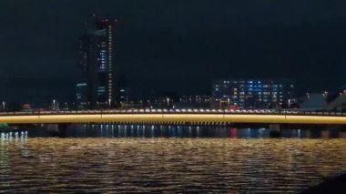 Tokyo gece görüşünde köprü