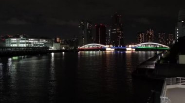 Tokyo gece görüşünde köprü