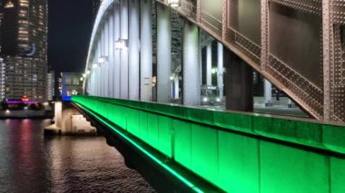 Tokyo gece görüşünde köprü