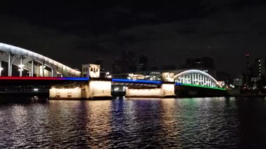 Tokyo gece görüşünde köprü