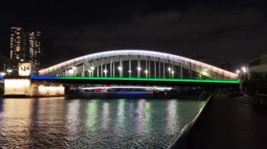 Tokyo gece görüşünde köprü