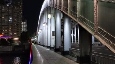 Tokyo gece görüşünde köprü