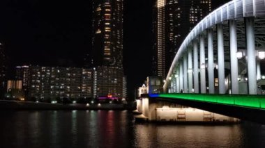 Tokyo gece görüşünde köprü
