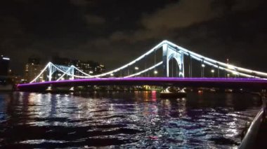 Tokyo gece görüşünde köprü