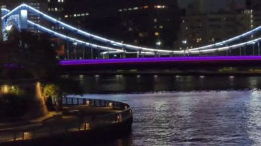 Tokyo gece görüşünde köprü