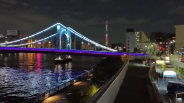 Tokyo gece görüşünde köprü