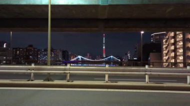 Tokyo gece görüşünde köprü