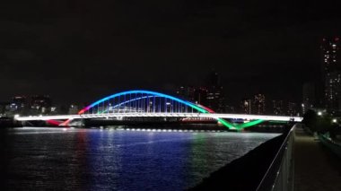 Tokyo gece görüşünde köprü