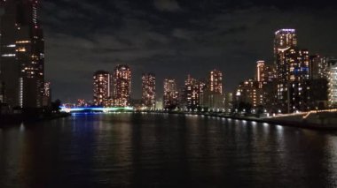 Tokyo gece görüşünde köprü