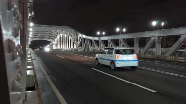 Tokyo gece görüşünde köprü