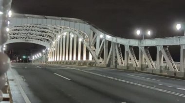 Tokyo gece görüşünde köprü
