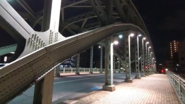 Tokyo gece görüşünde köprü