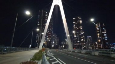 Tokyo gece görüşünde köprü