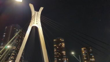 Tokyo gece görüşünde köprü