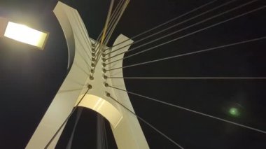 Tokyo gece görüşünde köprü