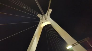 Tokyo gece görüşünde köprü