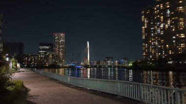 Tokyo gece görüşünde köprü