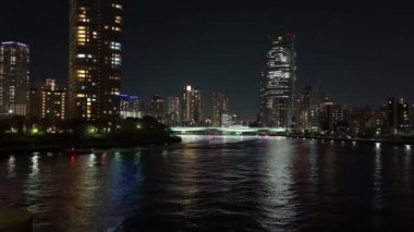 Tokyo gece görüşünde köprü