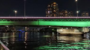 Tokyo gece görüşünde köprü