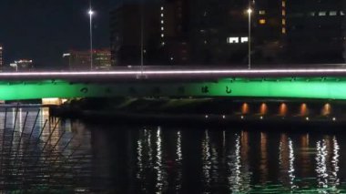 Tokyo gece görüşünde köprü