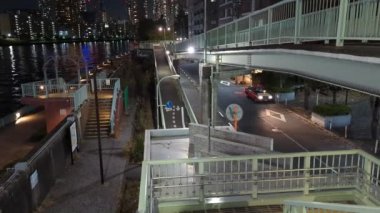 Tokyo gece görüşünde köprü