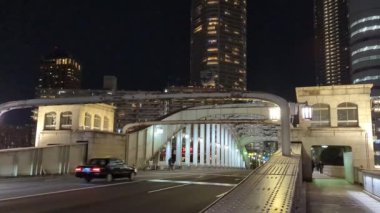 Tokyo gece görüşünde köprü