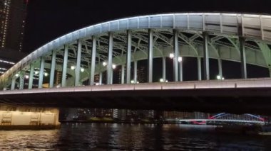 Tokyo gece görüşünde köprü