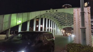 Tokyo gece görüşünde köprü