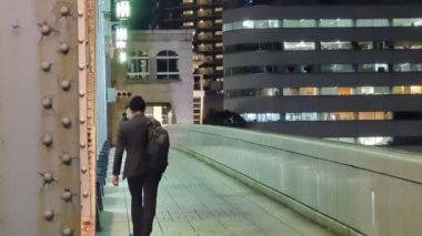 Tokyo gece görüşünde köprü