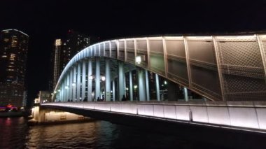 Tokyo gece görüşünde köprü