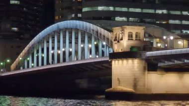 Tokyo gece görüşünde köprü