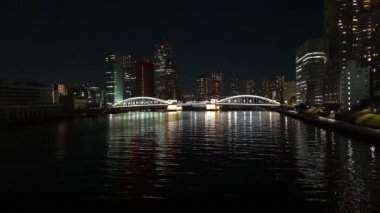 Tokyo gece görüşünde köprü