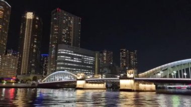 Tokyo gece görüşünde köprü