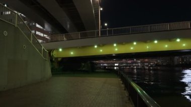 Tokyo gece görüşünde köprü