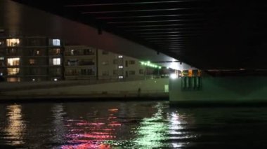 Tokyo gece görüşünde köprü