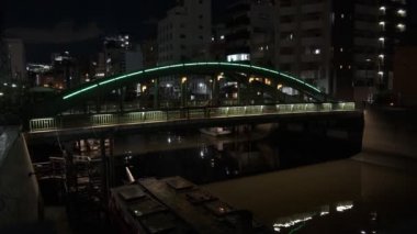 Tokyo gece görüşünde köprü