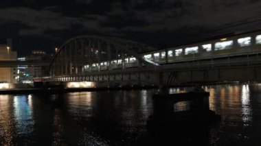 Tokyo gece görüşünde köprü