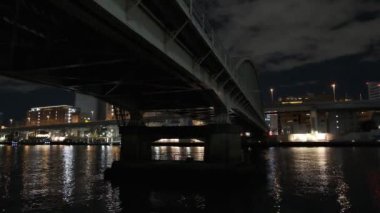 Tokyo gece görüşünde köprü