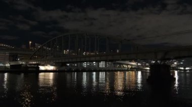 Tokyo gece görüşünde köprü