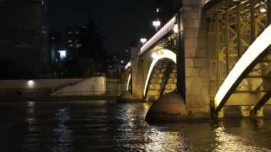 Tokyo gece görüşünde köprü