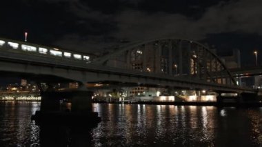 Tokyo gece görüşünde köprü